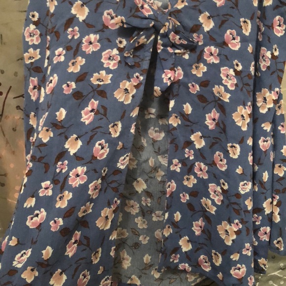 Cute floral open back top - Picture 2 of 2